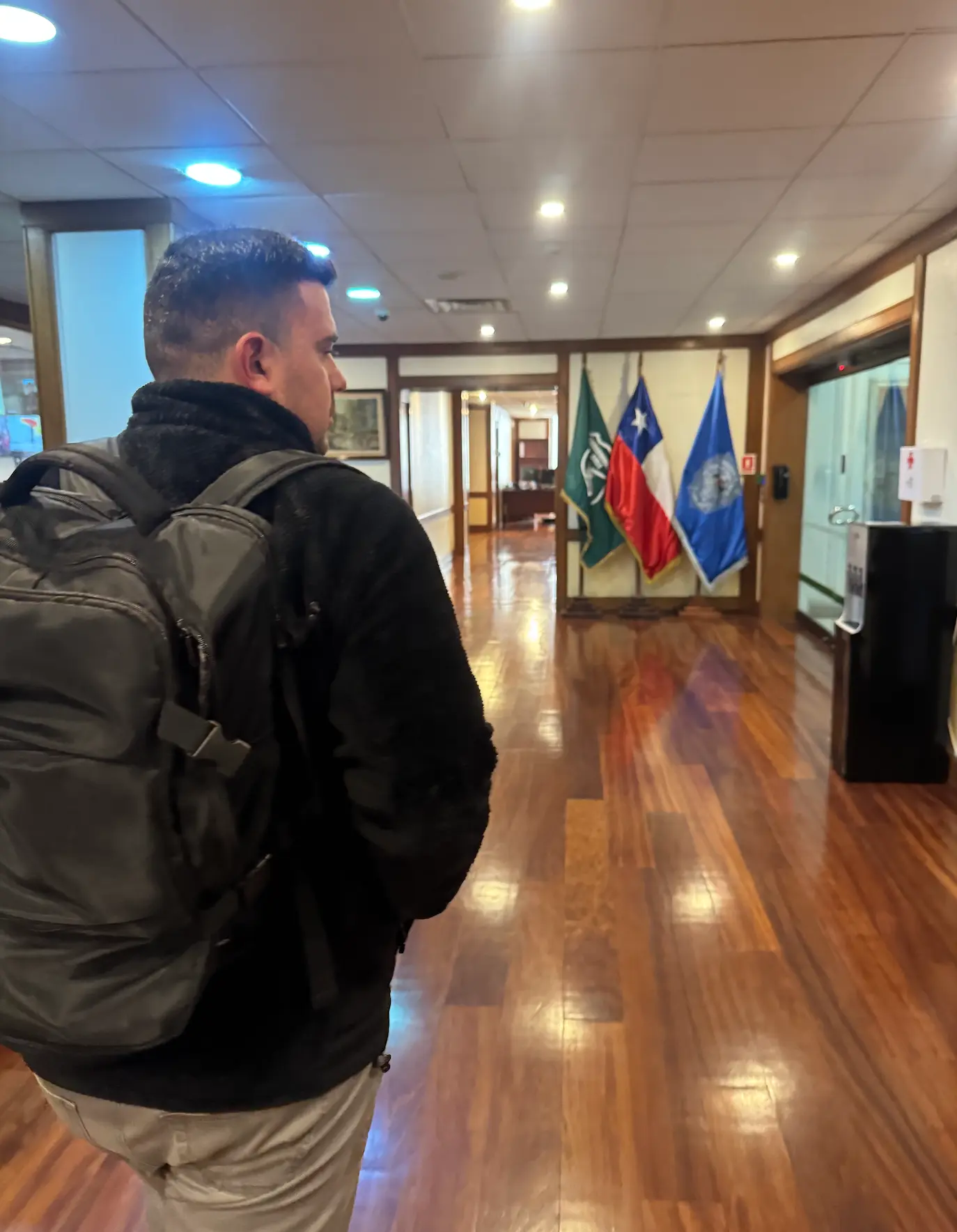 Pasillo del Ministerio de Seguridad Pública con banderas al fondo
