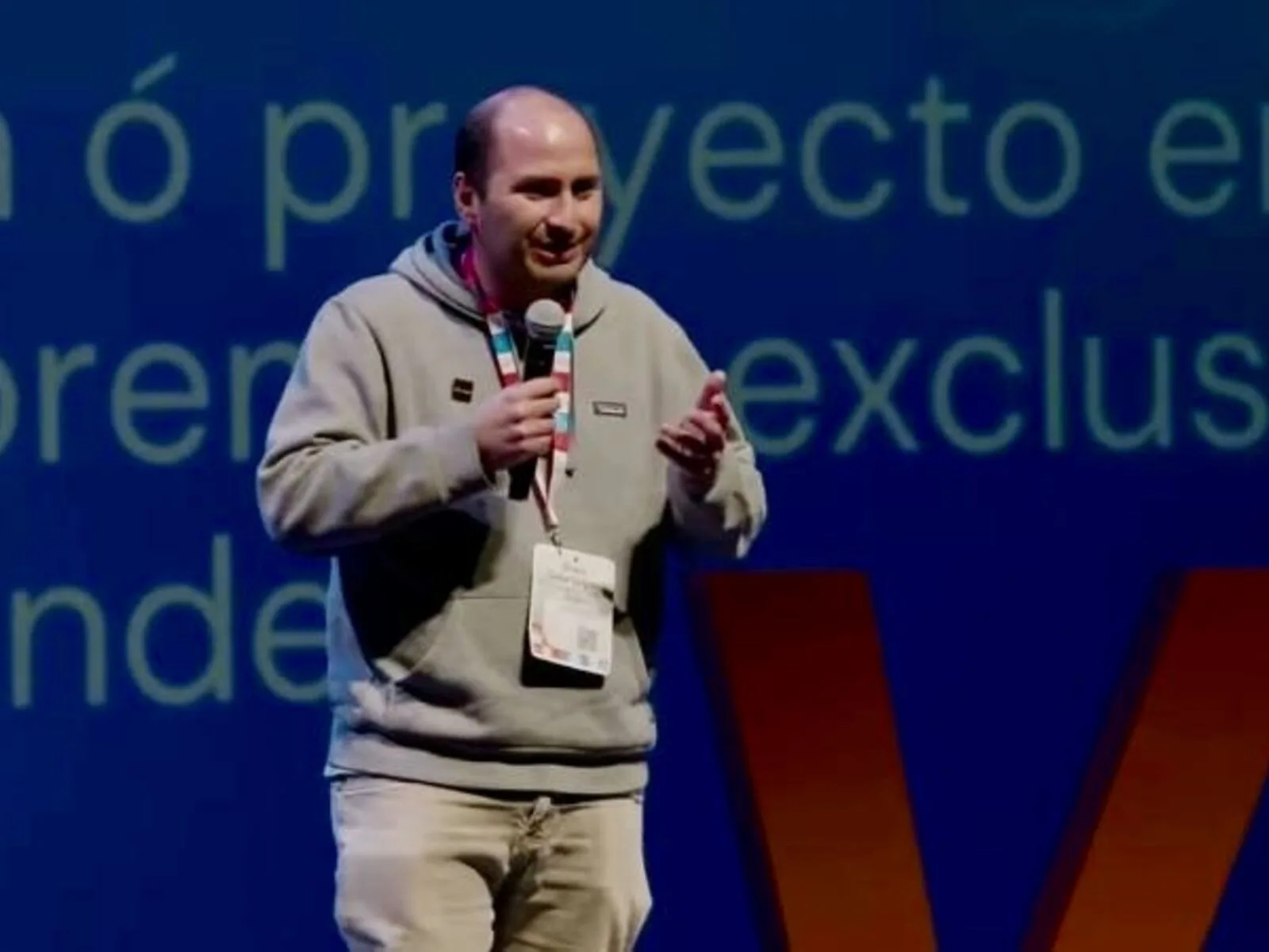 Adolfo Munizaga presentando en una conferencia de tecnología